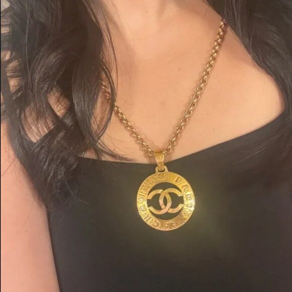 Statement Gold "CHANEL" CC Paris Large Pendant Chain Necklace - Picture 10 of 10